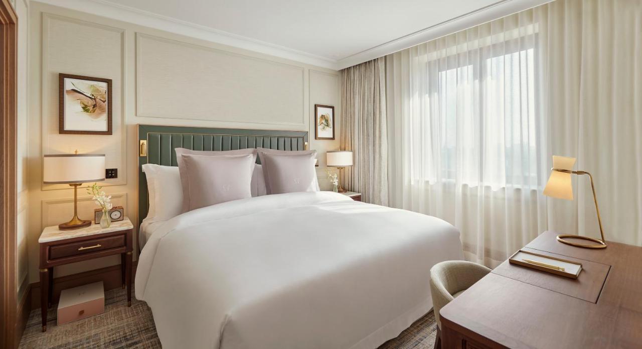 Executive Suite with exclusive access to Cadogan private gardens
